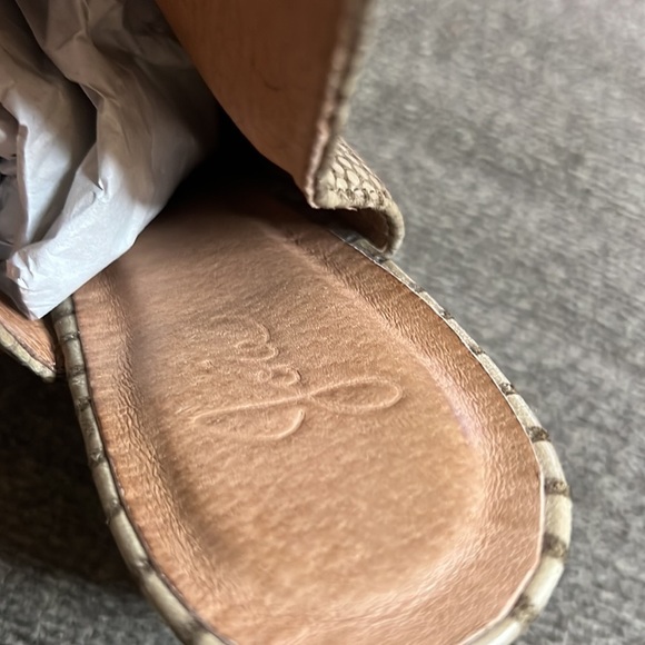 Joie Windsor Wedge Sandal
Snake-embossed leather textures Size 8.5 - Picture 14 of 15